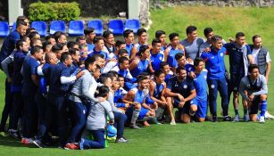 Cruz Azul Sub 15 se toma foto con el primer equipo 