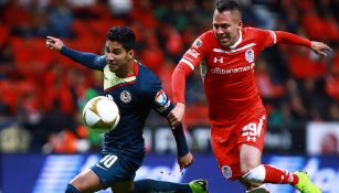 Cecilio pelea un balón en el juego frente a Toluca