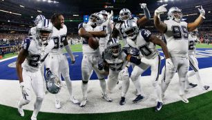 Jugadores de Cowboys celebran tras la intercepeción a Brees