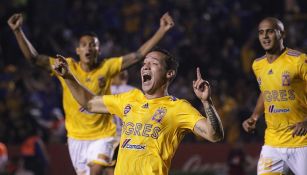 Dueñas festeja su gol contra Pumas