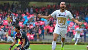 Carlos González festejando un gol vs Tigres 