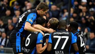 Jugadores de Brujas festejando un gol ante el Standard 