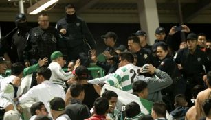 Seguidores de Santos se enfrentan a policías