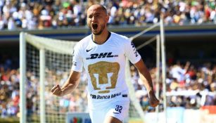 Carlos González festeja su gol contra Tigres en CU