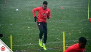 Carlos Salcedo durante un entrenamiento con el Eintracht