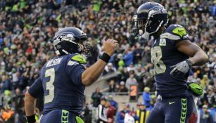 Jugadores de Seahawks festejan una anotación