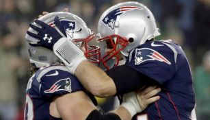 Brady celebra anotación de los Pats con su compañero