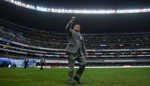 Miguel Herrera saluda a la afición del América en el Azteca