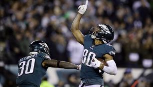 Jugadores de los Eagles festejan un touchdown