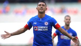 Elías Hernández festeja un gol con Cruz Azul