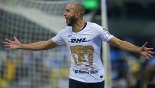 Carlos González festeja un gol contra el América