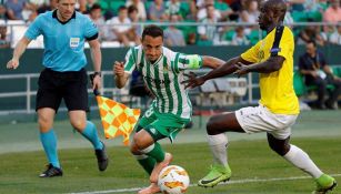 Guardado disputa un duelo con el Betis en La Liga 