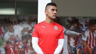 Tony Alfaro con la camiseta de entrenamiento de Chivas 