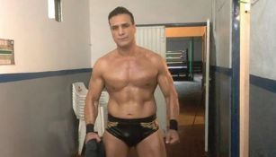 Alberto El Patrón antes de una lucha