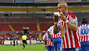 Bofo festeja un gol en un partido de leyendas