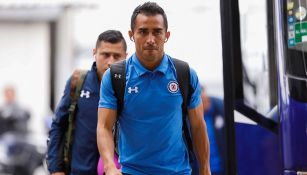 Rafael Baca llega al estadio con Cruz Azul