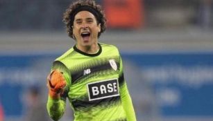 Guillermo Ochoa durante un juego del Standard de Lieja