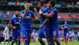 Roberto Alvarado, Elias Hernandez y Rafael Baca festejan gol en el Azteca