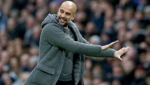 Guardiola da indicaciones en juego de Manchester City