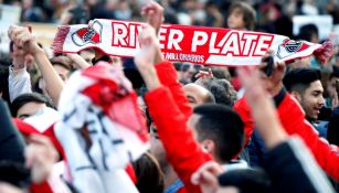 Afición de River Plate apoya a su equipo desde España