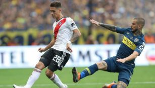 Jugadores de Boca y River disputan un balón