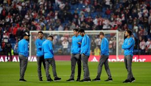 Jugadores de Boca en el césped del Santiago Bernabéu