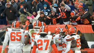 Jugadores de Cleveland celebran anotación contra Panthers