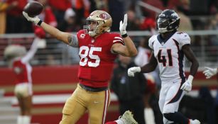 Greg Kittle festeja una anotación de los 49ers vs Denver