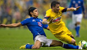 Flores y Sambueza, en una jugada de la Final del Clausura 2013