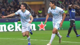 Hirving Lozano y Erick Gutiérrez festejan un gol con el PSV