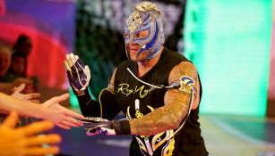 Rey Mysterio hace su entrada en WWE