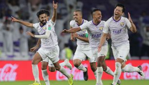 Jugadores de Al Ain celebran la victoria en la tanda de penaltis