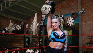 Taya presume el campeonato de Lucha Capital