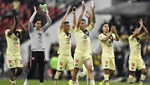 Jugadores del América aplauden tras eliminar a Pumas