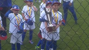 El hijo de Corona levanta el trofeo de su equipo, Cruz Azul Acoxpa