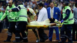 Uribe al salir de la cancha por lesión 