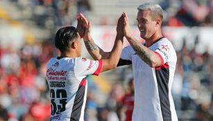 Jugadores de Lobos festejan un gol 