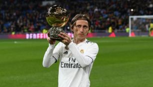 Modric posa en el Bernabéu con su Balón de Oro