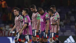 Jugadores de Chivas se lamentan tras la derrota ante el Kashima