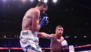 Canelo impacta golpe contra Rocky Fielding