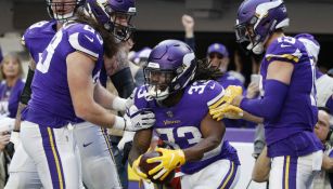 Jugadores de los Vikings celebran anotación contra Dolphins