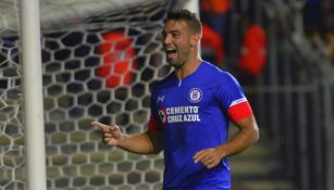 Cauteruccio festeja un gol con Cruz Azul