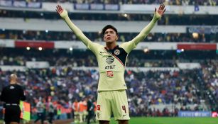 Edson Álvarez celebra una anotación en la Final del A2018