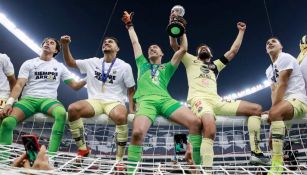 Jugadores del América celebran el título