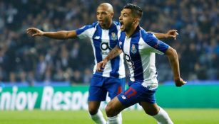 Tecatito festeja una anotación en la Champions League