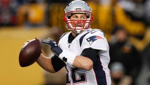 Tom Brady a punto de lanzar un pase