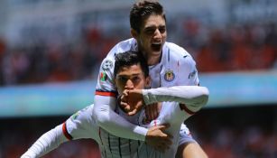 Brizuela y Zaldívar festejan un gol 