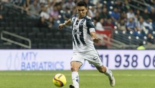 Jesús Molina se prepara para pegarle al esférico en duelo de Rayados