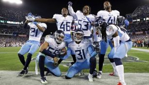 Jugadores de los Titans festejan triunfo contra Redskins