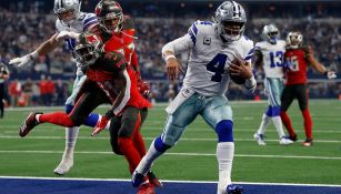 Dak Prescott celebra un touchdown contra Tampa Bay